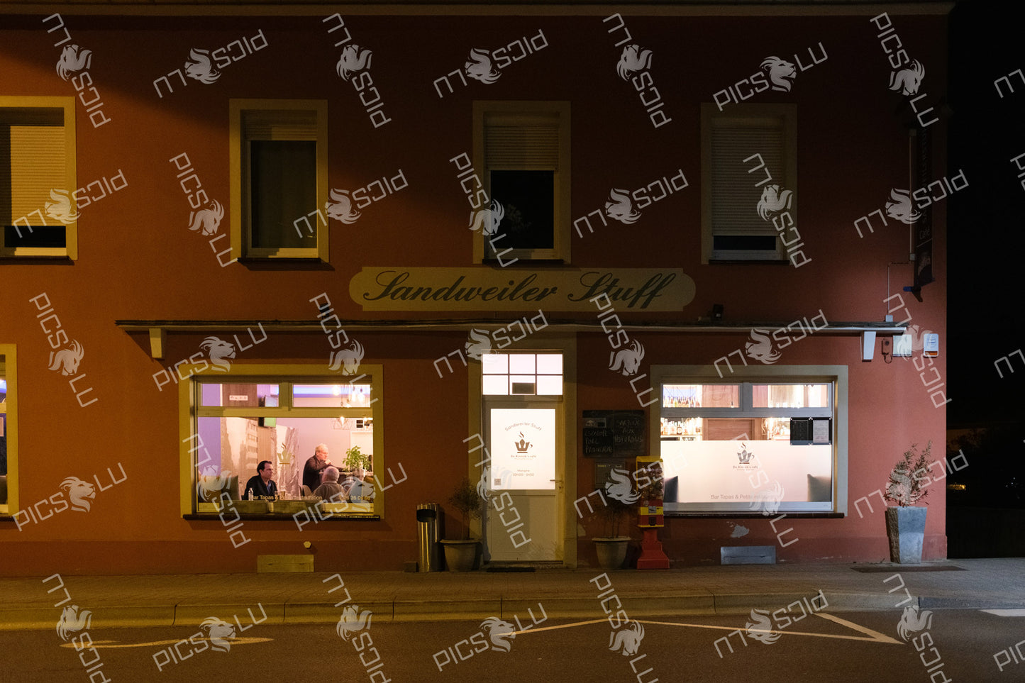 Night view of Sandweiler Stuff restaurant in Sandweiler