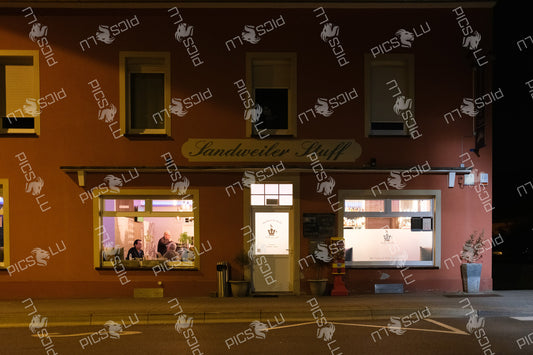 Night view of Sandweiler Stuff restaurant in Sandweiler