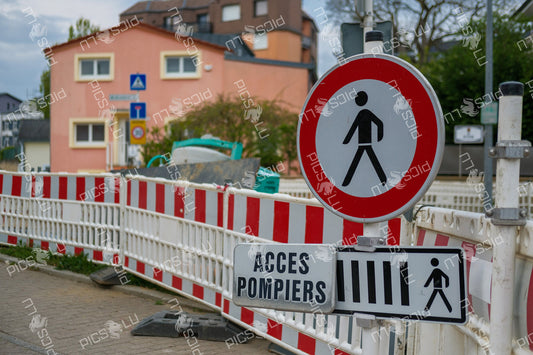 Pedestrian access and firefighter passage signage – Sandweiler, Luxembourg