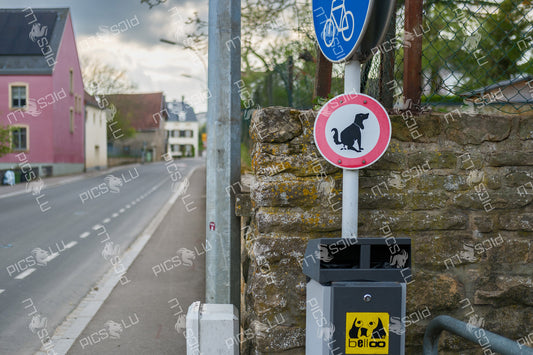 Dog waste bin and sign on Rue d’Itzig in Sandweiler