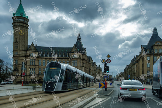 Tram Passing Banque Et Caisse D'Épargne De L'État