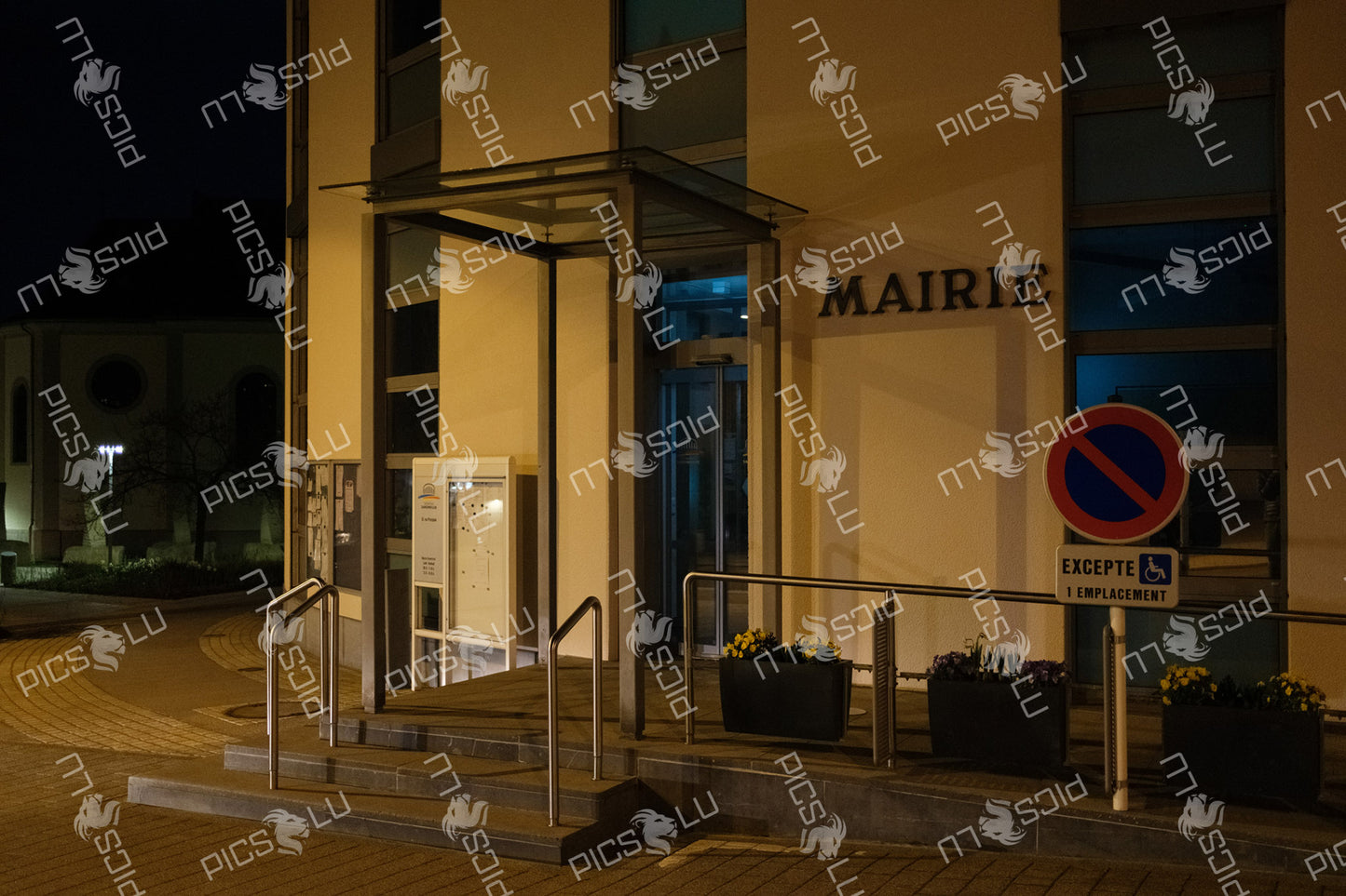 Mairie entrance in Sandweiler illuminated at night